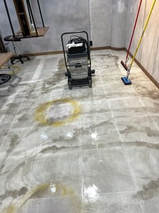 什器備品を移動後、床を洗浄して汚れを取り除きます